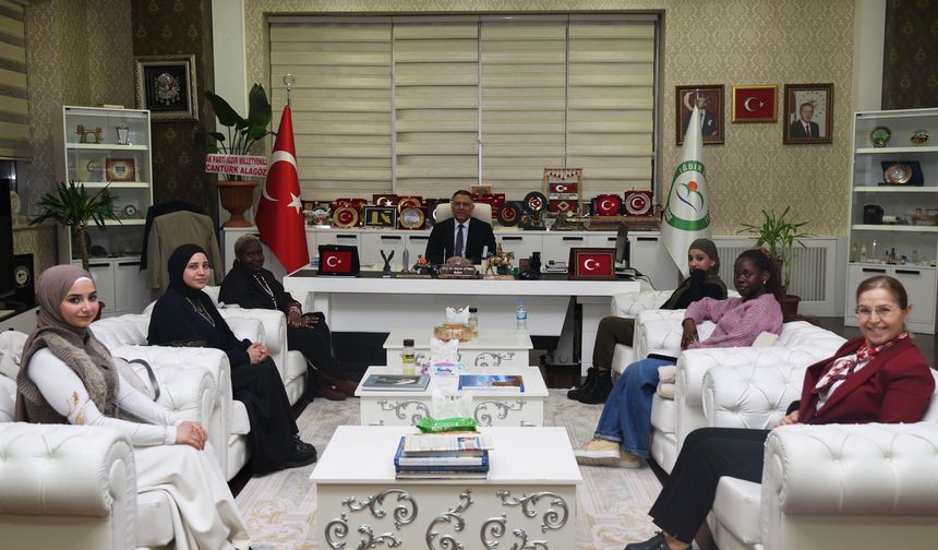 Rektör Gürel, Uluslararası Öğrencileri Makamında Ağırladı