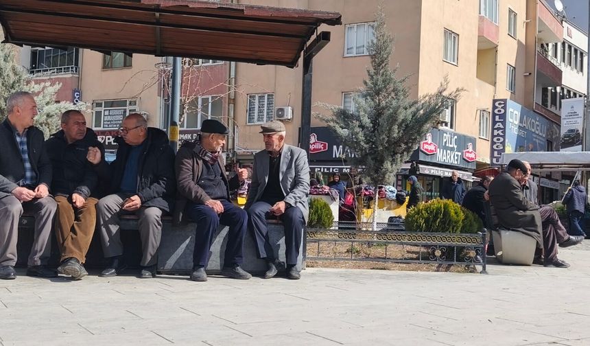Iğdır’da Güneşli Havayı Gören Parklara Akın Etti