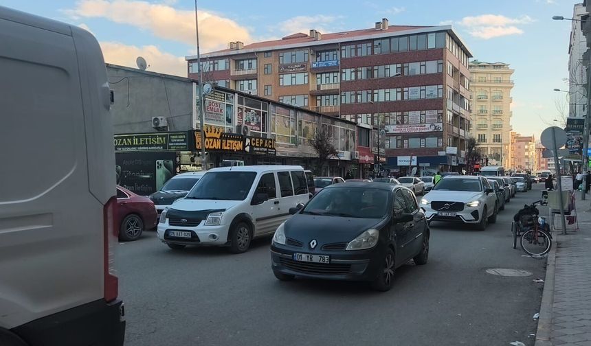 IĞDIR'DA NEVRUZ YOĞUNLUĞU: ÇARŞI TRAFİĞİ DURMA NOKTASINA GELDİ