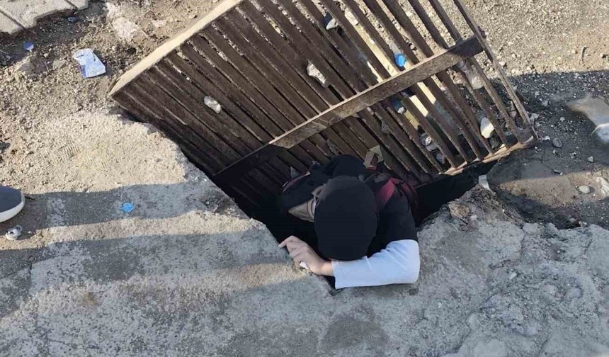 Bastığı gider mazgalı kayan kız öğrenci, 1 buçuk metrelik çukura düştü
