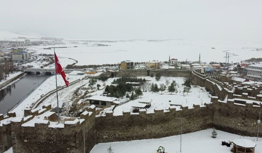 Beyaza bürünen Ardahan Kalesi havadan görüntülendi