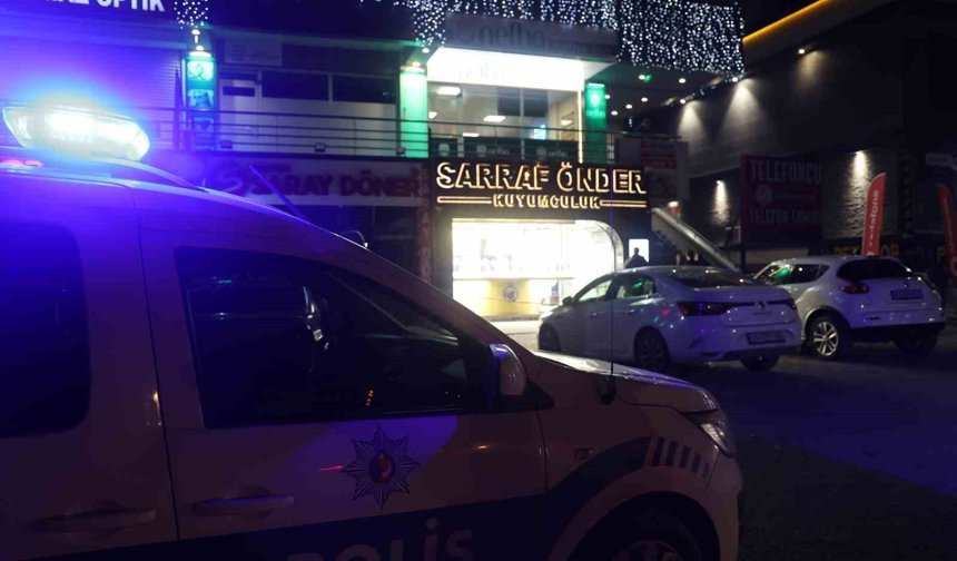 Biber gazıyla kuyumcuya giren maskeli 3 kişi, imitasyon bilezikleri çaldı