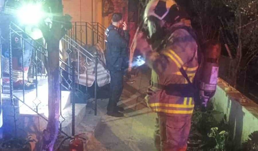 Ev yangını: 2 kişi dumandan etkilendi