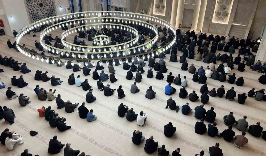 Kars'ta bayram namazında camiler doldu, taştı