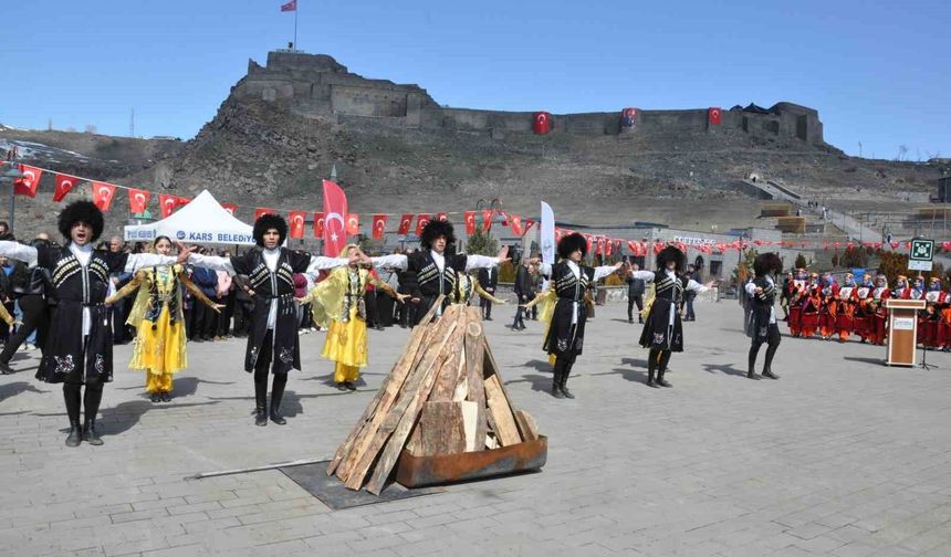 Kars'ta Nevruz coşkusu: Ateş yakıldı, halaylar çekildi