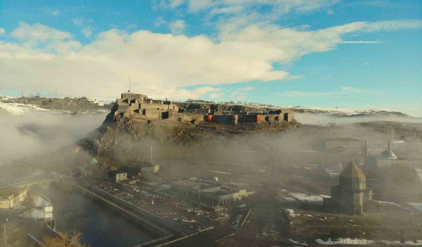 Sis bulutları arasında kayboldu