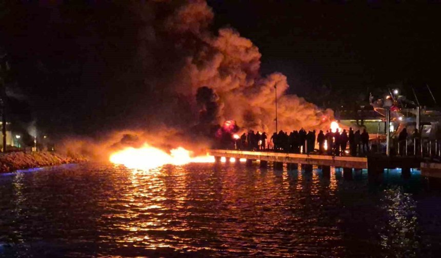 Tekneler alev alev yanıyor