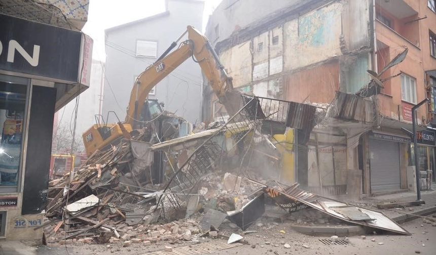 Türkeli'de metruk binalar yıkılıyor