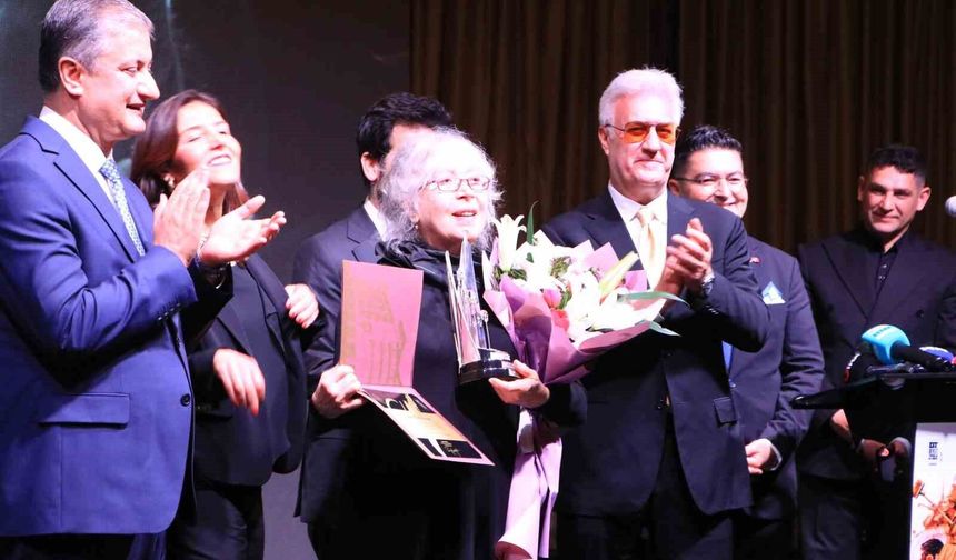 Uluslararası Tiyatro Festivali'nde, 'Yaşam Boyu Başarı Ödülü' sahibini buldu
