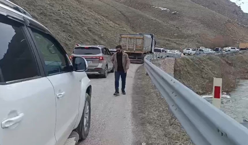 Yüksekova-Van kara yolunda heyelan ulaşımı aksattı