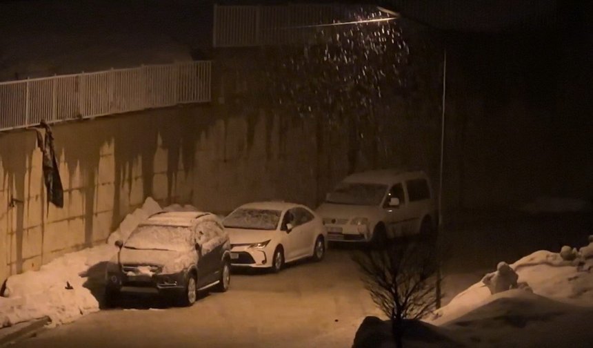 Yüksekova'da kar yağışı etkili oluyor