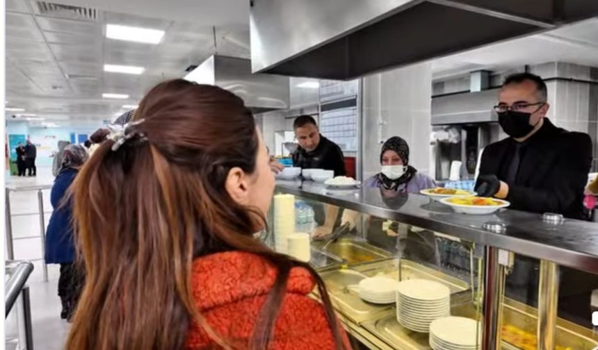 GSB Yurtlarında Gönül Köprüsü: İl Müdürü Şahin, Öğrencilerle İftar Sırasına Girdi