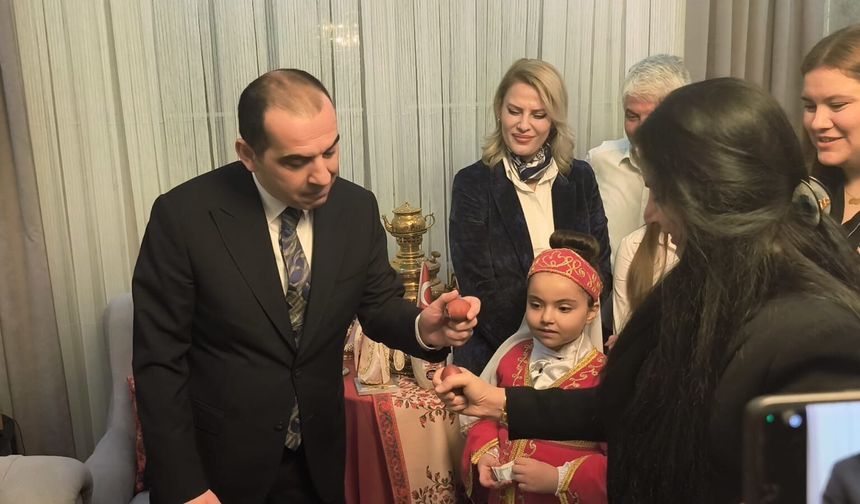 Iğdır’da Nevruz Geleneği: Vali Taşolar Aile Sofrasına Konuk Oldu Yumurta Tokuşturdu