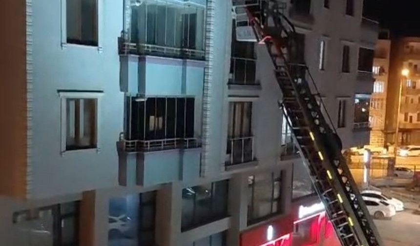 Iğdır’da İtfaiye Ekibinden Yardım: Anahtarını Unutan Ailenin İmdadına Yetiştiler