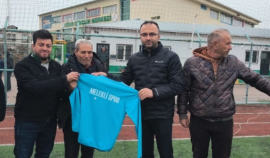 IĞDIR'DA 17 TAKIMA EŞOFMAN DAĞITIMI YAPILDI