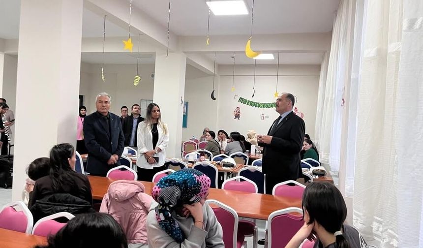 Milli Eğitim Müdürü Aziz Gün, Öğrencilerle İftar Sofrasında Buluştu