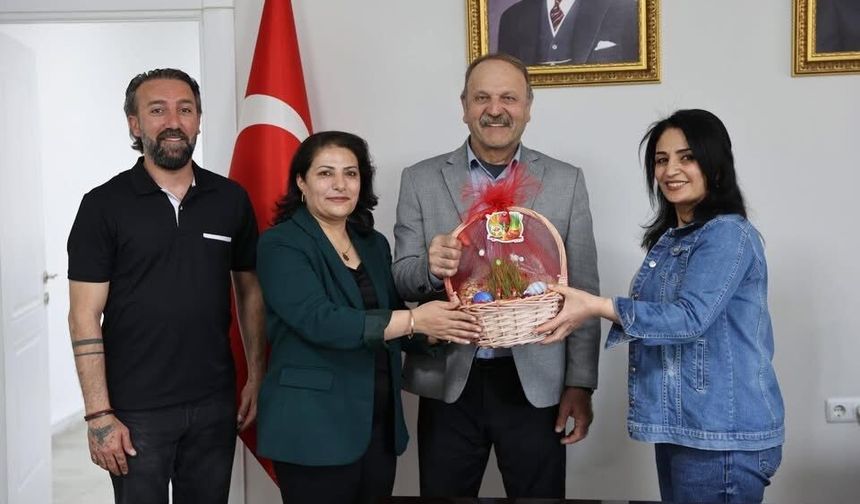 Personelden Belediye Başkanı ve Yardımcılarına Nevruz Honçası