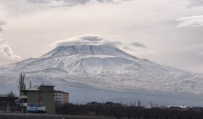 “Türkiye’nin Çatısı” Şapkasını Taktı: Ağrı Dağı’ndan Görsel Şölen!
