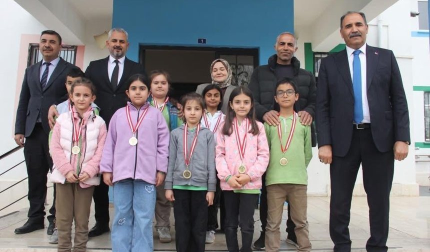 Dereceye Giren Öğrencilere Madalya Verildi