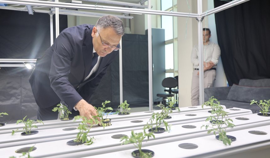 Rektör Gürel, Topraksız Tarım Sistemleri Ar-Ge Ünitesini İnceledi