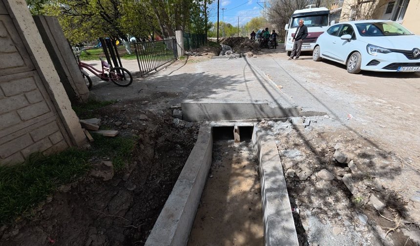 Köy İçi Kanaletler Betonla Yenileniyor