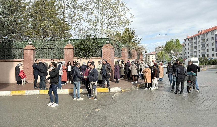 Iğdır’da Veliler Okul Yıkım Kararı Hakkında Bilgi Almak İçin Vali Konağı Önünde Biraraya geldi