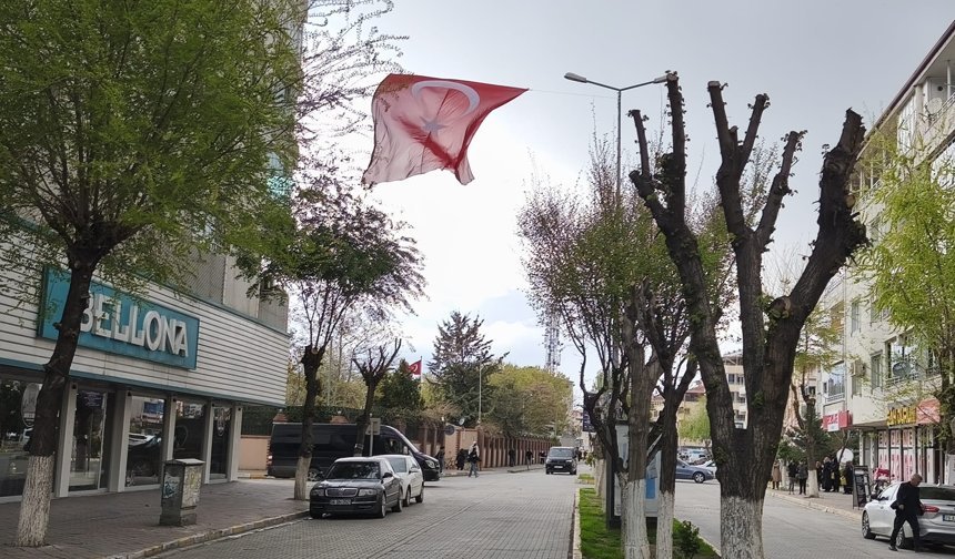 Iğdır’da 23 Nisan Hazırlığı: Şehir Ay-Yıldızla Donatıldı