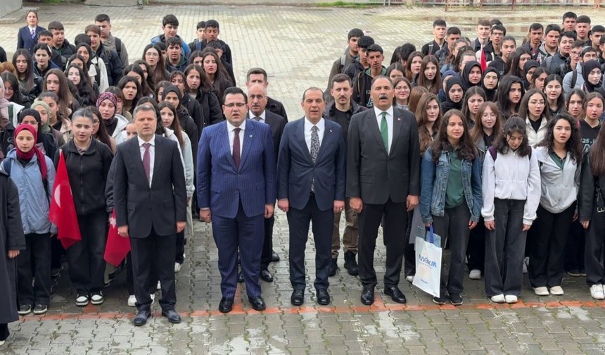 Iğdır Valisi Mustafa Fırat Taşolar ve protokol üyeleri, okullarda öğrencilerle birlikte sıraya girerek İstiklal Marşı’nı okudu.