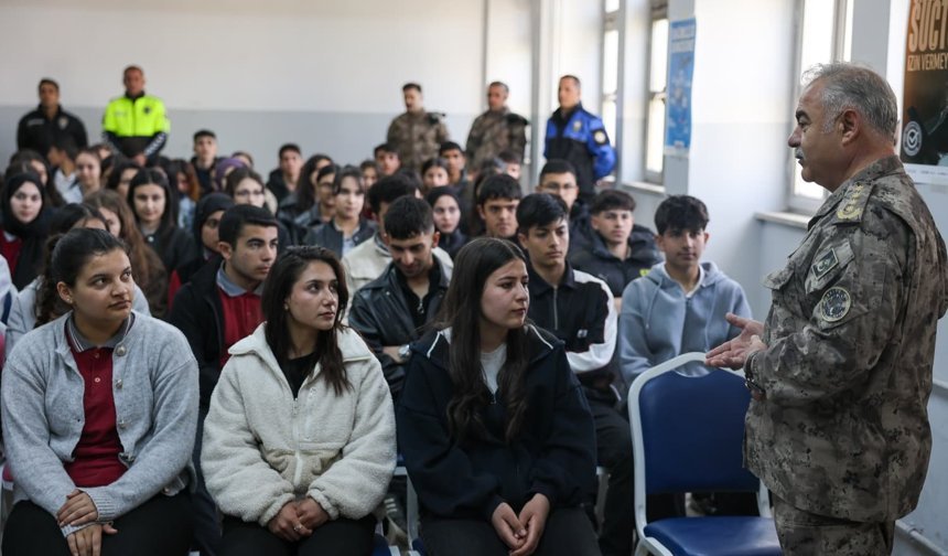 Iğdır’da Gençlerle “Güvenli Gelecek” Buluşması: Emniyet Müdürü Turgay Öğrencilerle Bir Araya Geldi