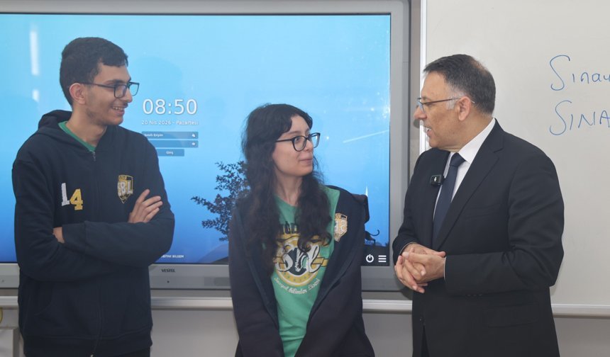 Rektör Gürel, Lise Öğrencileriyle Ders Zili Öncesi İstiklal Marşı Okudu