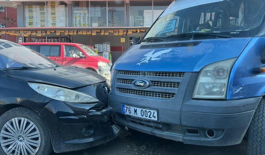 Iğdır’da Yolcu Minibüsü ile Otomobil Çarpıştı