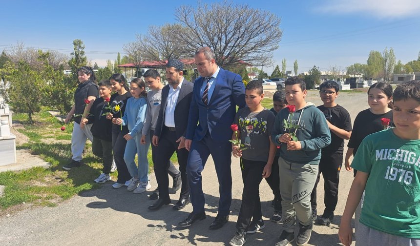 Karakoyunlu’da Gençlerden Şehitlerimize Vefa Ziyareti