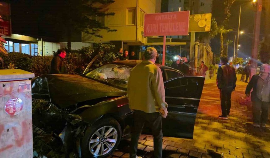 Antalya'da kontrolden çıkan lüks otomobil duvara çarptı: 1 ölü