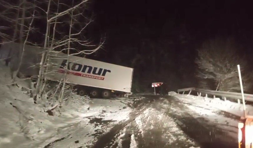 Ardahan-Artvin karayolunda kayan tır yolu kapattı, onlarca araç mahsur kaldı