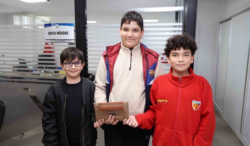 Çocuklardan örnek davranış: Buldukları cüzdanı sahibine ulaştırdılar