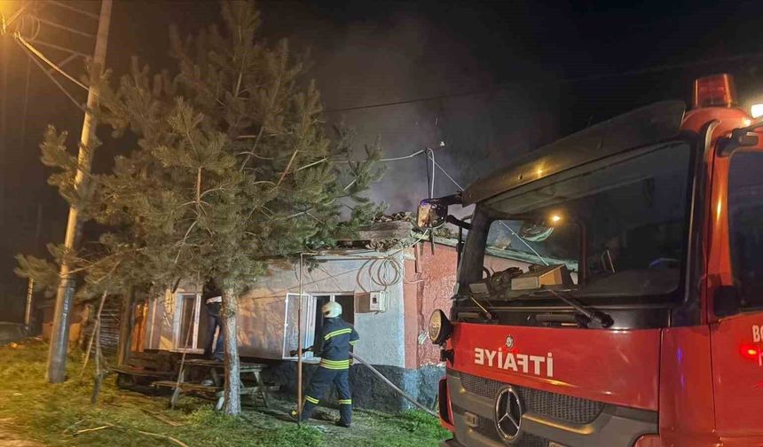Dumanı görüp terk ettiği evi alevlere teslim oldu