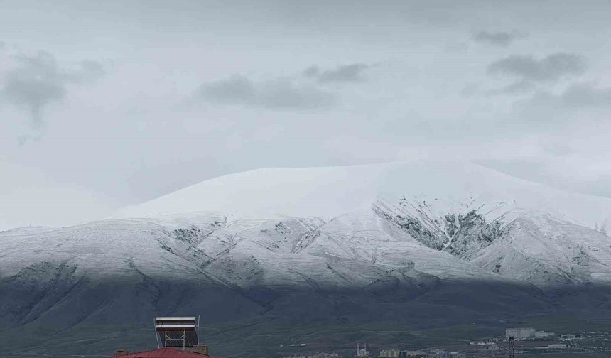 Iğdır Ovası'nı çevreleyen sıra dağlar yeniden beyaza büründü