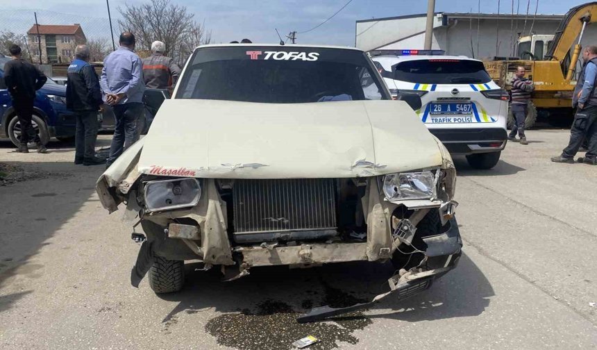 İki araç çarpıştı, 4 araç hasar aldı