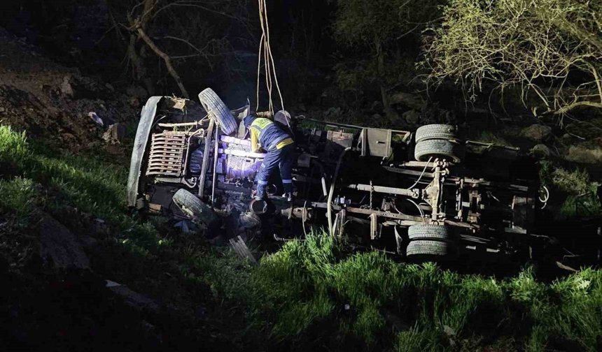 İş makinesi şarampole yuvarlandı: 1 ölü, 1 yaralı