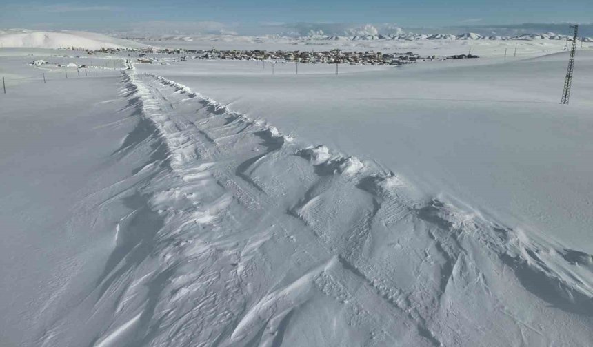 Karayazı'da karla mücadele: Kapalı yollar açıldı, öğrenciler okullarına ulaştı