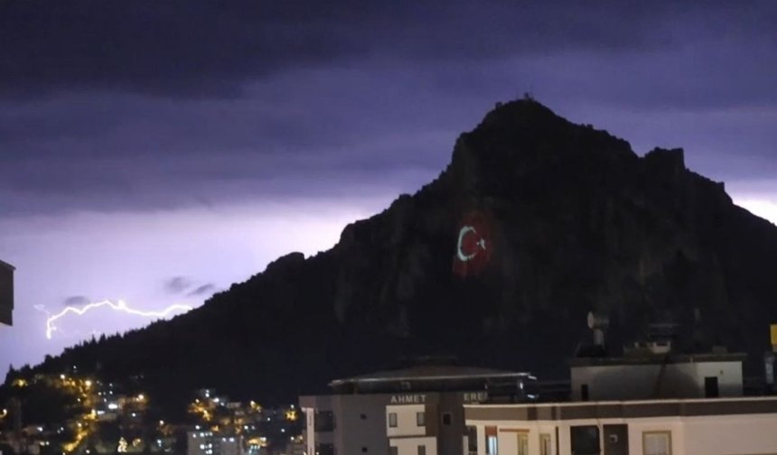 Kozan Kalesi'nde şimşekler görsel şölen oluşturdu