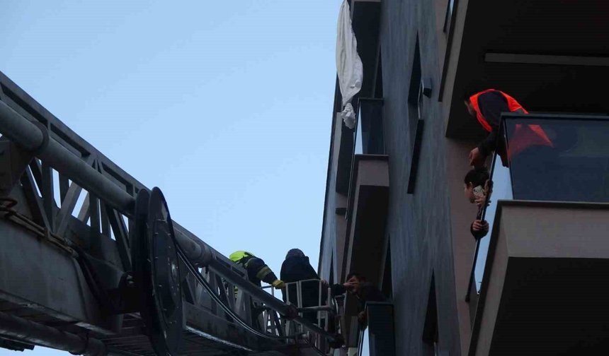 Mersin'de ilginç olay: Perde ile 6'ncı kattan sarktı, 3'üncü kat balkona düştü