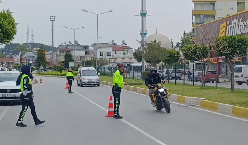Motosikletini uygulama yapan polislerin üzerine sürüp kaçtı