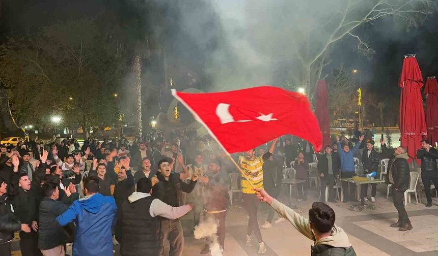 Osmaniyeliler meşalelerle tarihi zaferi kutladı