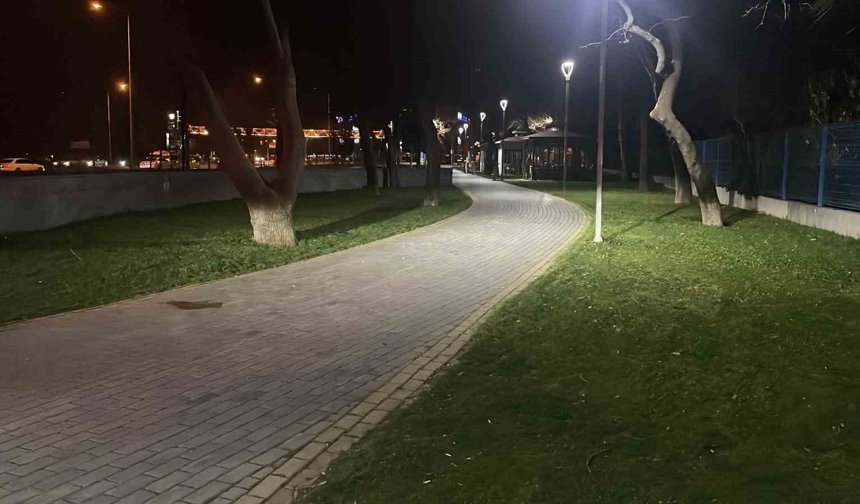 Parkta bıçaklı kavga: 3 kişi yaralandı