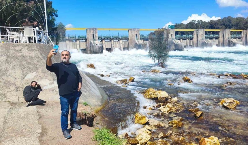 Taşkın önlemi manzaraya dönüştü, herkes fotoğraf çekti