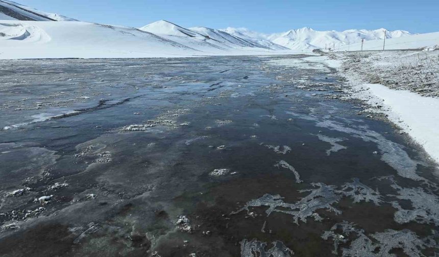 Van'da dondurucu soğuklar: Kar yağışı sonrası dereler buz tuttu