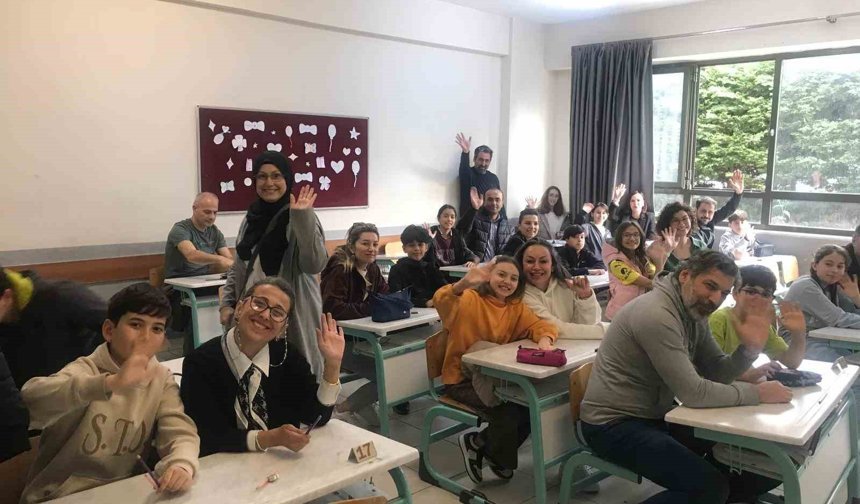 Bu okulda veliler çocuklarıyla sınava girdi...