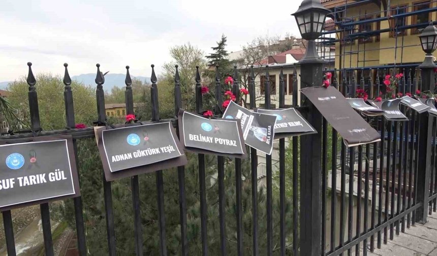 Bursa'da Setbaşı Köprüsü karanfillerle donatıldı