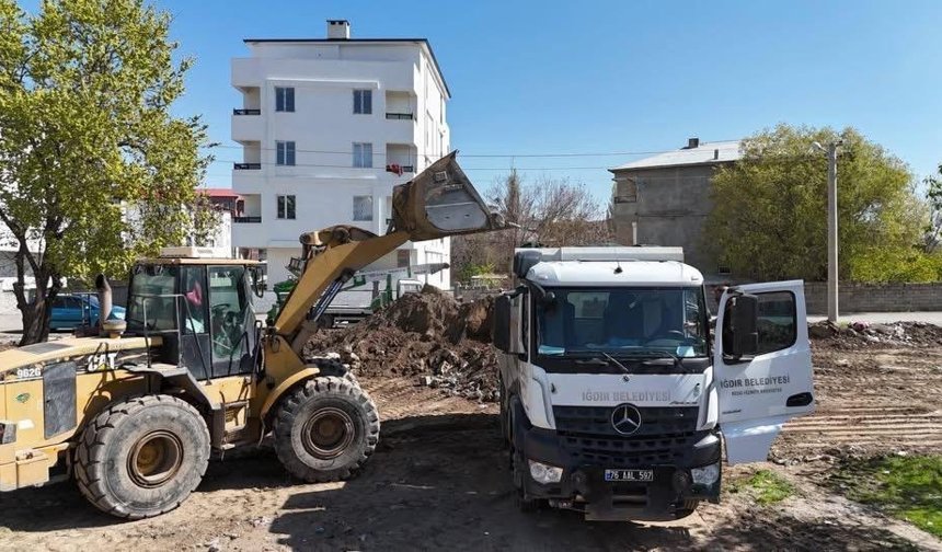 Iğdır Belediyesi Özgür Mahallesi’nde Park Yapımına Başladı